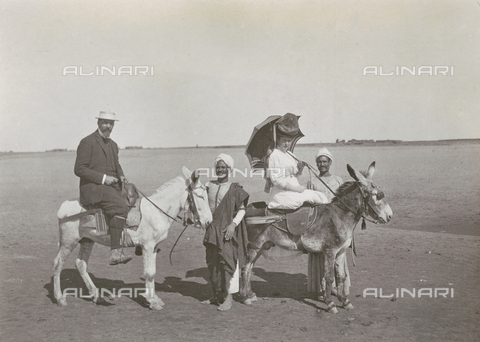 AVQ-A-004137-0144 - Two tourists on donkeys around Thebes in Egypt - Date of photography: 1907 - Alinari Archives, Florence
