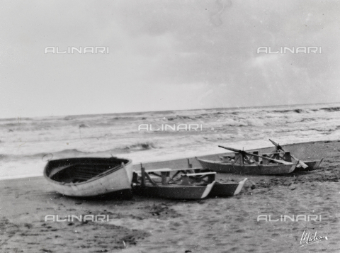 AVQ-A-004294-0012 - A boat and two patines on the beach of Viareggio - Date of photography: 1900-1910 - Alinari Archives, Florence