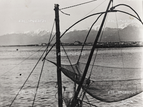 AVQ-A-004294-0014 - "Lonely"; Fishing net in the sea of Viareggio - Date of photography: 1900-1910 - Alinari Archives, Florence