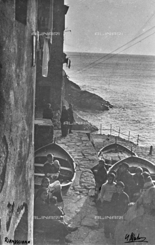 AVQ-A-004294-0030 - Children and boats of Riomaggiore - Date of photography: 1900-1910 - Alinari Archives, Florence