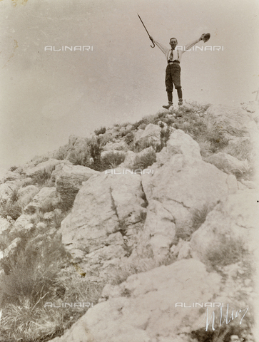 AVQ-A-004294-0039 - A man on top of the peak, Apuan - Date of photography: 1900-1910 - Alinari Archives, Florence
