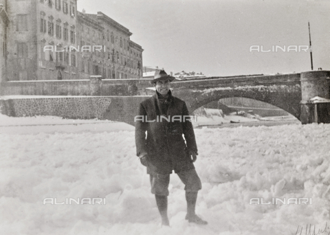 AVQ-A-004294-0063 - Male portrait on frozen Arno, Pisa - Date of photography: 02/1929 - Alinari Archives, Florence