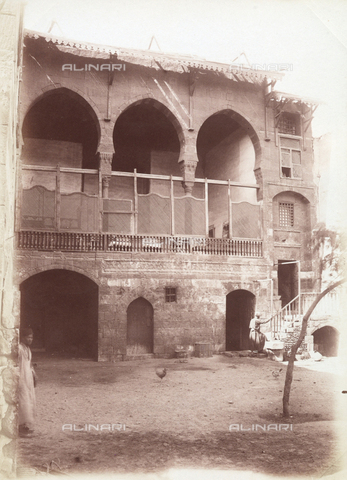 AVQ-A-004358-0042 - "Sites et Monuments du Caire": interior courtyard of a palace - Date of photography: 1873-1893 - Alinari Archives, Florence