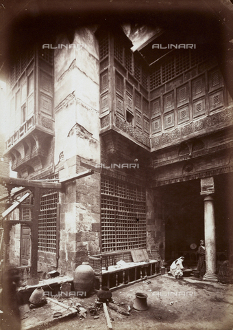 AVQ-A-004358-0069 - "Sites et Monuments du Caire": courtyard of a house in the Darb el Yaoudy quarter - Date of photography: 1873-1893 - Alinari Archives, Florence