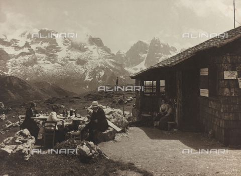 AVQ-A-004395-0006 - Group of people at the refuge on Mount Spinale, near Madonna di Campiglio - Date of photography: 1914 - Alinari Archives, Florence