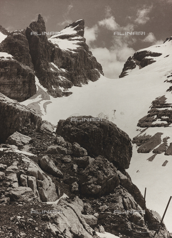 AVQ-A-004395-0008 - View of the Tuckett pass from the Rifugio Tuckett, in the Brenta Group - Date of photography: 1914 - Alinari Archives, Florence