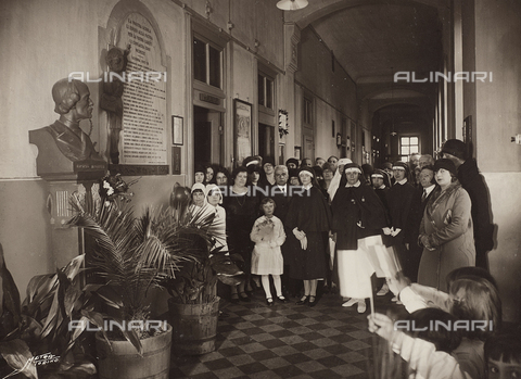 AVQ-A-004562-0002 - Album "School Giacinto Pacchiotti, photographs taken during the visit of HRH Princess Lydia Duchess of Pistoia": group photo with Princess - Date of photography: 20/11/1929 - Alinari Archives, Florence