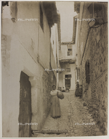 AVQ-A-004640-0013 - Album "Toledo": Animated view of an alley in Toledo - Date of photography: 1880-1890 - Alinari Archives, Florence