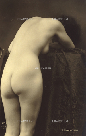 AVQ-A-004687-0017 - Female back nude - Date of photography: 1920-1930 - Alinari Archives, Florence