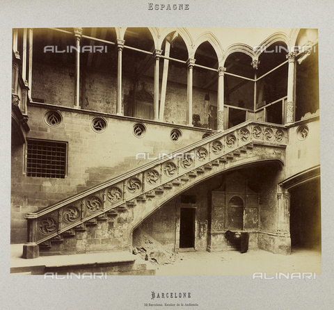 AVQ-A-004816-0018 - Album "Barcelone 1888": Inner courtyard of the palace of the Audiencia in Barcelona - Date of photography: 1888 - Alinari Archives, Florence