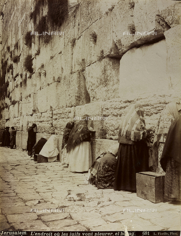 AVQ-A-004884-0045 - Album "Palestine 1887": Jews praying before the Wailing Wall, Jerusalem - Date of photography: 1887 - Alinari Archives, Florence