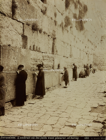 AVQ-A-004884-0046 - Album "Palestine 1887": Jews praying before the Wailing Wall, Jerusalem - Date of photography: 1887 - Alinari Archives, Florence