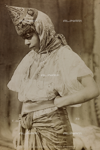 AVQ-A-004951-0001 - Ritratto di giovane algerina in abiti tradizionali - Data dello scatto: 1890-1900 - Archivi Alinari, Firenze