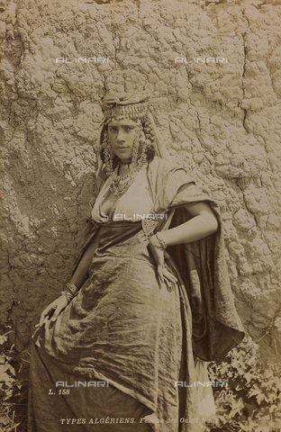 AVQ-A-004951-0007 - Giovane donna algerina della tribu Ouled Nail - Data dello scatto: 1890-1900 - Archivi Alinari, Firenze