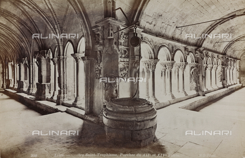 AVQ-A-004951-0078 - Chiostro della chiesa di San Trofimo, cattedrale di Arles - Data dello scatto: 1890-1899 - Archivi Alinari, Firenze