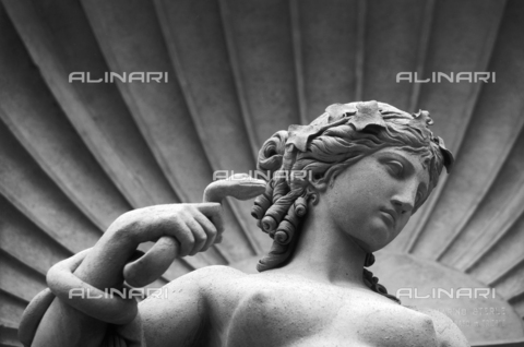 AVQ-A-004985-0011 - Scultura di figura femminile, particolare, Trieste - Data dello scatto: 2000 ca. - Donazione Sterle Marino / Archivi Alinari, Firenze