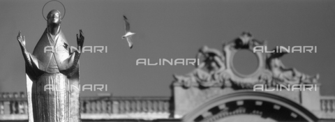 AVQ-A-004985-0030 - Decorazione scultorea di un palazzo a Trieste - Data dello scatto: 2000 ca. - Donazione Sterle Marino / Archivi Alinari, Firenze