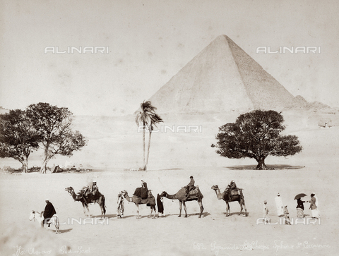 BAQ-F-001449-0000 - Tourists in front of the pyramid of Cheope, in Egypt - Date of photography: 1890 ca. - Alinari Archives, Florence