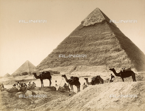 BAQ-F-001450-0000 - Men and camels in front of the pyramid of Chefren - Date of photography: 1890 ca. - Alinari Archives, Florence