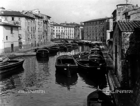 BBA-F-000220-0000 - The canal in Livorno with a few moored boats - Date of photography: 1960 ca. - Alinari Archives, Florence