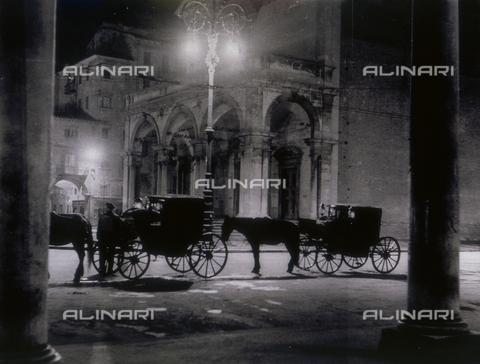 BBA-F-000229-0000 - Livorno. Carraiges in front of the Cathedral - Date of photography: 1950 ca. - Alinari Archives, Florence