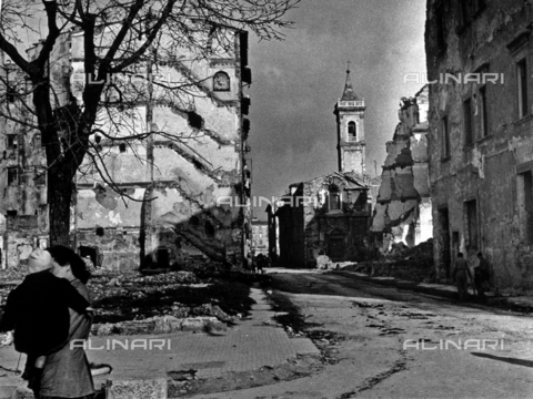 BBA-F-000353-0000 - A city street littered with the debris of ruined buildings - Date of photography: 1955 ca. - Alinari Archives, Florence