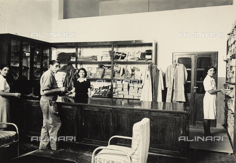 BBA-F-000703-0000 - Interior of a shop in Livorno with salesclerks and customers - Date of photography: 1950 ca. - Alinari Archives, Florence