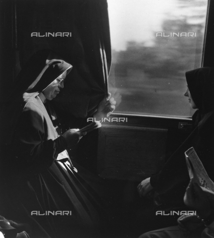 BBA-F-000820-0000 - Two nuns in a train compartment - Date of photography: 1950 ca. - Alinari Archives, Florence