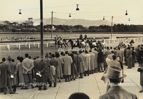 BBA-F-000949-0000 - Spectators at the racetrack in Livorno - Date of photography: 1965 ca. - Alinari Archives, Florence