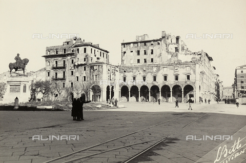 BBA-F-000985-0000 - View of Piazza Grande in livorno, with the buildings destroyed during the war - Date of photography: 1943 ca. - Alinari Archives, Florence