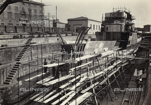 BBA-F-001000-0000 - Scaffoldings for the construction of ships in the shipyard in Livorno - Date of photography: 1950 ca. - Alinari Archives, Florence
