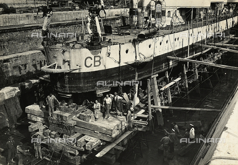 BBA-F-001172-0000 - Works on the scaffolding used for the construction of ships - Date of photography: 1950 ca. - Alinari Archives, Florence