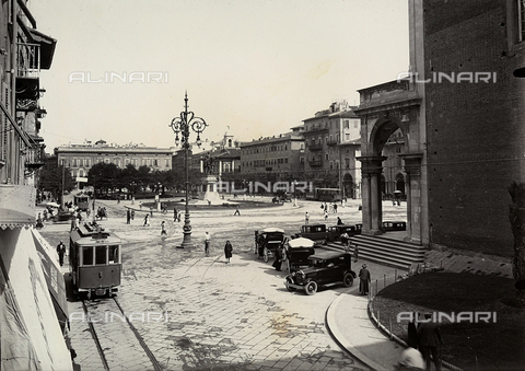 BBA-F-001420-0000 - View of Piazza Grande in Livorno with tram and automobiles - Date of photography: 1930 - 1940 ca. - Alinari Archives, Florence