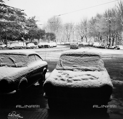 BBA-F-001794-0000 - Snow-covered city boulevard with trees and parked cars. - Date of photography: 1960 ca. - Alinari Archives, Florence