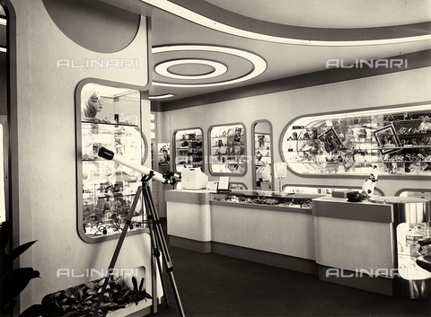 BBA-F-001954-0000 - Interior of an eyewear store - Date of photography: 1950-1960 ca. - Alinari Archives, Florence