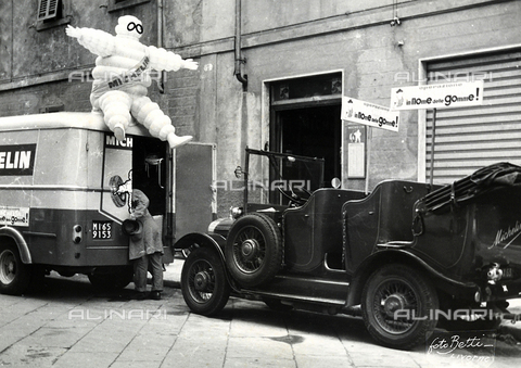 BBA-F-002042-0000 - A classic car next to a Michelin van - Date of photography: 1950 ca. - Alinari Archives, Florence