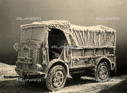 BBA-F-002413-0000 - A small military truck covered in snow, in Colle del Sollières - Date of photography: 22/08/1940 - Alinari Archives, Florence