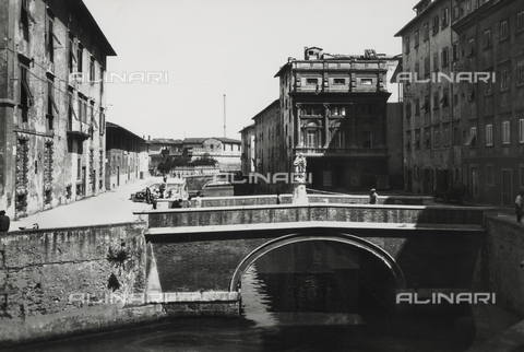 BBA-F-002563-0000 - View of Livorno with the facade of the Teatro Avvalorati in the background - Date of photography: 1935 ca. - Alinari Archives, Florence