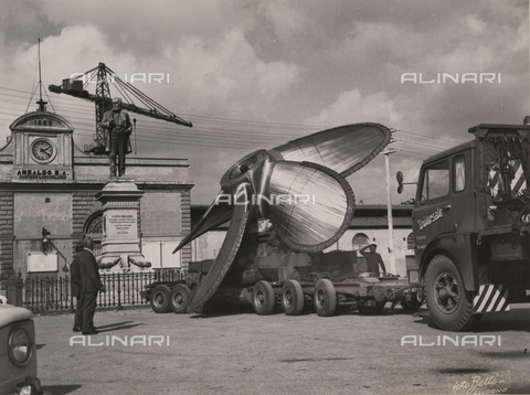 BBA-F-004407-0000 - Propeller on a truck trailer in front of Ansaldo's Luigi Orlando shipyard in Livorno - Date of photography: 1950-1960 ca. - Alinari Archives, Florence