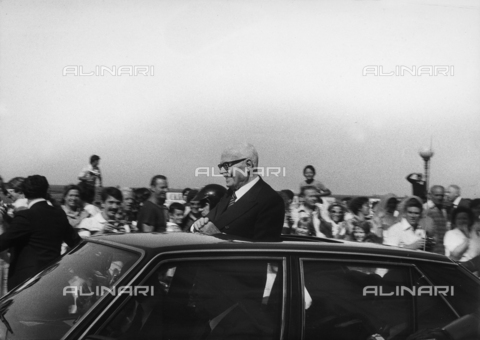 BBA-F-004513-0000 - The Presdient of the Republic, Sandro Pertini, smiling at the crowd during an official visit - Date of photography: 1980 ca. - Alinari Archives, Florence