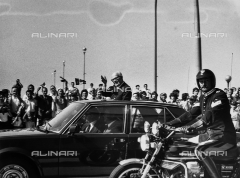 BBA-F-004515-0000 - The President of the Republic, Sandro Pertini, as he greets the public from the presidential vehicle, during an official visit. - Date of photography: 1980 ca. - Alinari Archives, Florence