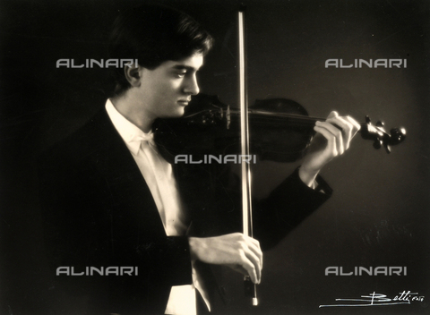 BBA-F-004639-0000 - Protrait of a young violinist in concert attire - Date of photography: 1980 - Alinari Archives, Florence