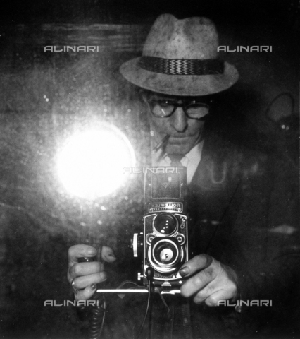 BBA-F-004657-0000 - Giuseppe Borra takes a picture of himself with a Rolleiflex, in front of a mirror - Date of photography: 1955 ca. - Alinari Archives, Florence