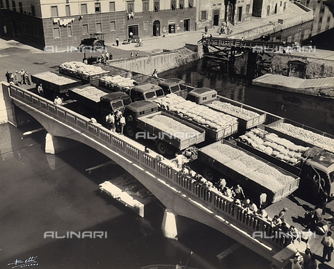 BBA-F-004678-0000 - A few trucks with trailers test the resistance of a bridge in Livorno - Date of photography: 1950 ca. - Alinari Archives, Florence