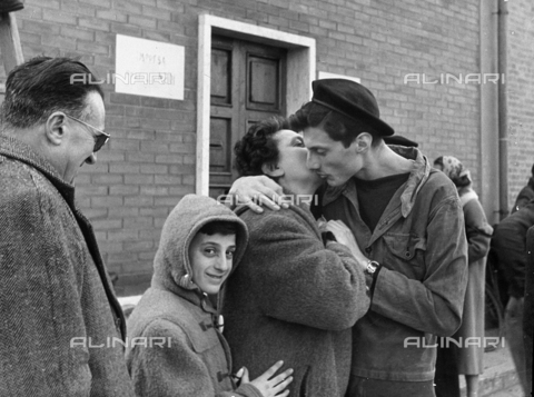 BBA-F-004722-0000 - "The return" - a young man greets his family - Date of photography: 1955 ca. - Alinari Archives, Florence