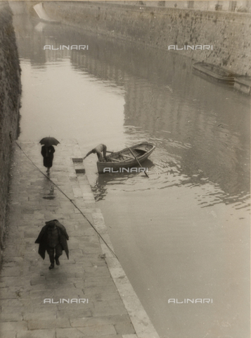 BBA-F-004735-0000 - "Dal ponte del mercato. Provando e riprovando". Scalandrone along the Ditches near the Scali d'Azeglio - Date of photography: 1950 ca. - Alinari Archives, Florence