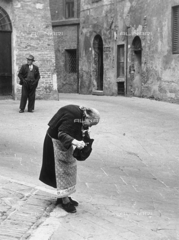 BBA-F-004750-0000 - "Per oggi basta ...." (it's enough for today...) An elderly woman looks inside her purse - Date of photography: 1955 ca. - Alinari Archives, Florence