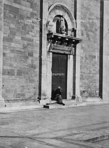 BBA-F-004764-0000 - "Reflection" - an elderly man shades his face from the sun. - Date of photography: 1955 ca. - Alinari Archives, Florence