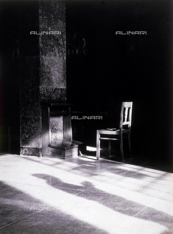 BBA-F-004768-0000 - "Angolo mistico" (A mystic corner). A kneeling stool in the shade. - Date of photography: 1955 ca. - Alinari Archives, Florence