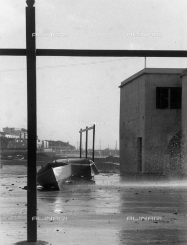 BBA-F-004772-0000 - Two boats splashed by a rough sea - Date of photography: 1955 ca. - Alinari Archives, Florence